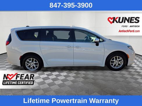 Used 2023 Chrysler Voyager LX FWD image 8