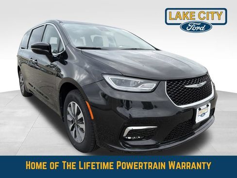 Used 2024 Chrysler Pacifica Limited FWD image 9