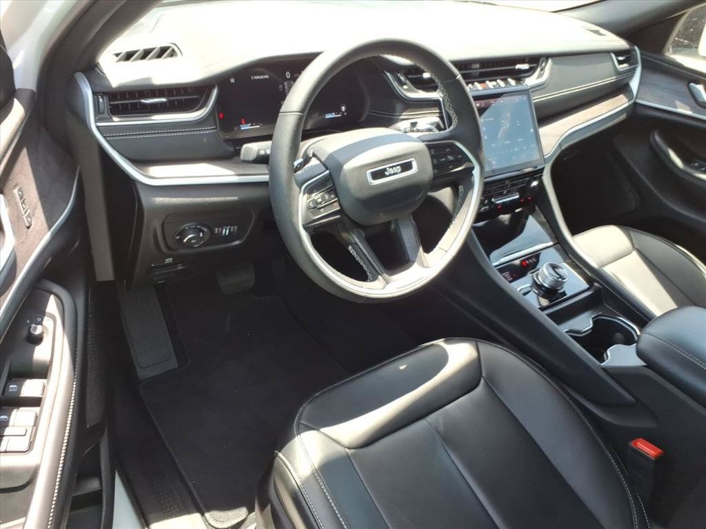 Used 2025 Jeep Grand Cherokee Limited AWD/4WD image 19