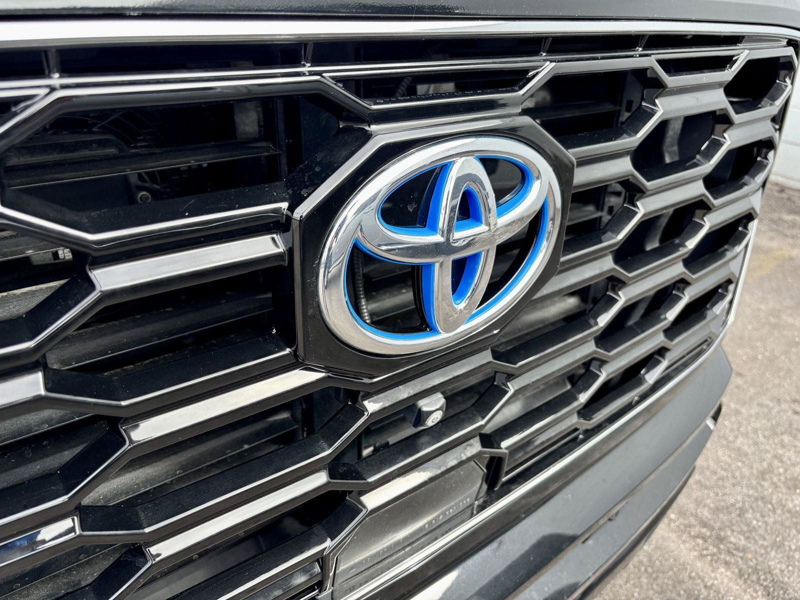 Used 2023 Toyota Sequoia Platinum AWD/4WD image 29