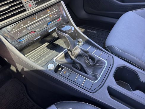 Used 2025 Volkswagen Jetta SE FWD image 18