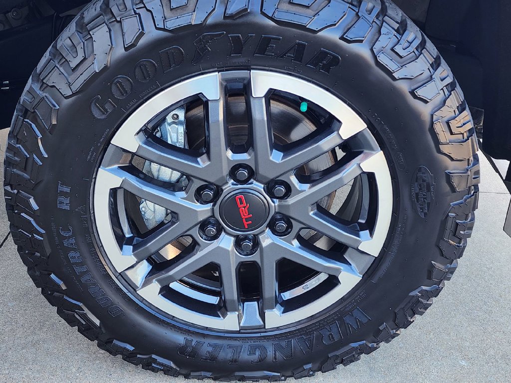Used 2025 Toyota Tacoma TRD Sport AWD/4WD image 4