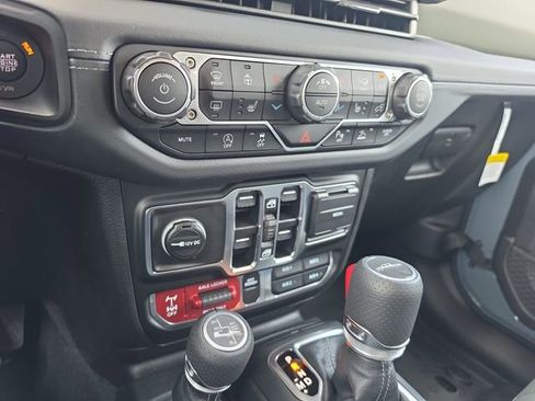 Used 2025 Jeep Gladiator Mojave AWD/4WD image 24