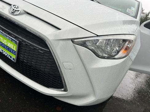 Used 2020 Toyota Yaris L image 37