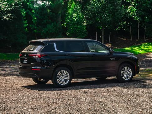 New 2025 Mitsubishi Outlander ES image 9