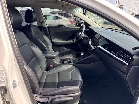 Used 2022 Kia Niro Touring Special Edition FWD image 9