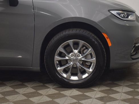 Used 2023 Chrysler Pacifica Touring-L AWD/4WD image 31