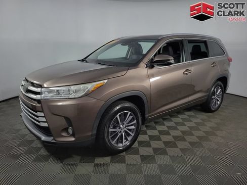 Used 2017 Toyota Highlander XLE FWD image 3