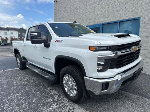 Used 2024 Chevrolet Silverado 2500 LT AWD/4WD image 2