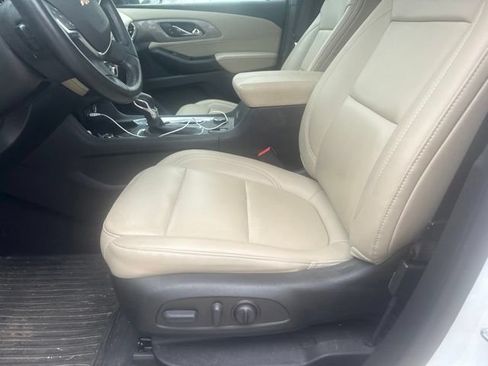 Used 2023 Chevrolet Traverse LT w/ LT Premium Package AWD/4WD image 2