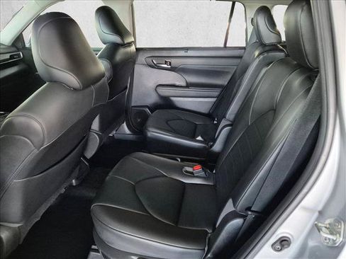 Used 2021 Toyota Highlander XLE AWD/4WD image 20