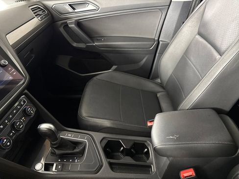 Used 2018 Volkswagen Tiguan SE w/ Panoramic Sunroof Package image 18