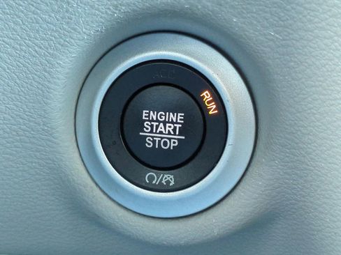 Used 2023 Chrysler Pacifica Touring-L image 2