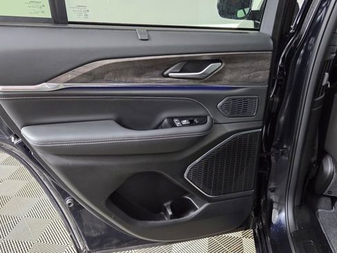 Used 2023 Jeep Grand Cherokee Overland w/ Luxury Tech Group IV image 32