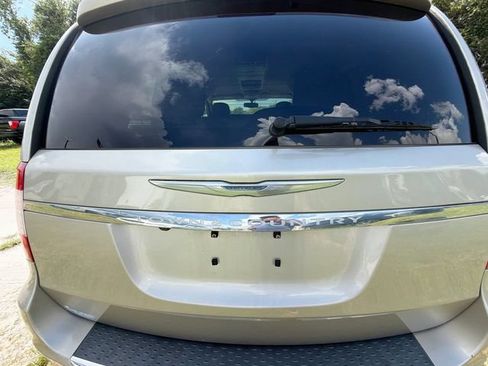 Used 2014 Chrysler Town & Country Touring-L FWD image 13