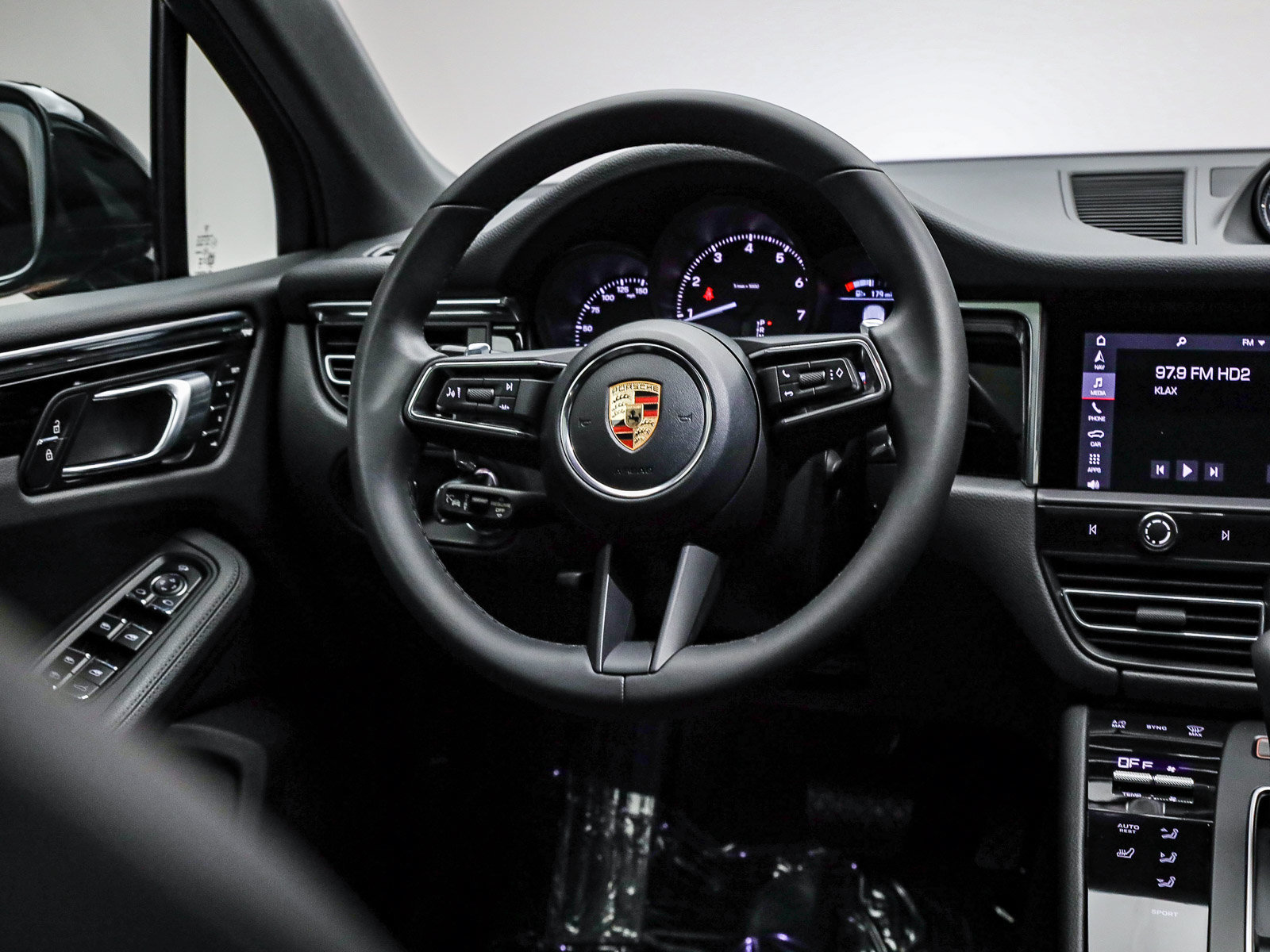 Certified 2026 Porsche Macan AWD/4WD image 16