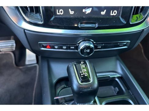 Used 2020 Volvo V60 T6 R-Design image 23