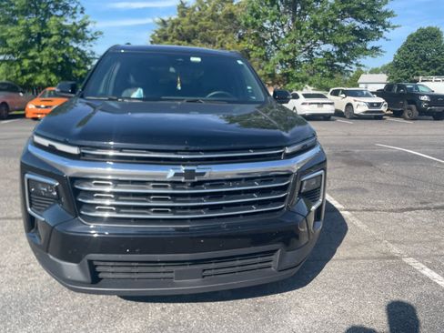 Used 2025 Chevrolet Traverse LT w/ Driver Confidence Package FWD image 3