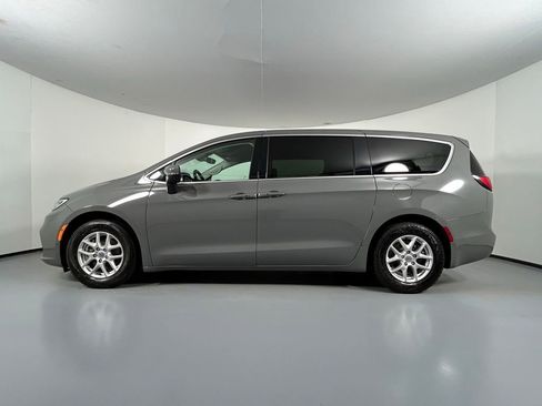 Used 2023 Chrysler Pacifica Touring-L image 4