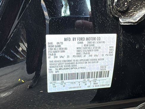 Used 2023 Lincoln Aviator Standard w/ Class IV Trailer Tow Package image 19