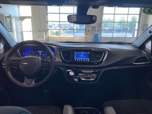 Used 2020 Chrysler Pacifica Touring w/ S Appearance Package FWD image 19
