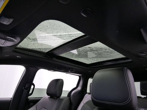New 2026 Chrysler Pacifica Select AWD/4WD image 18