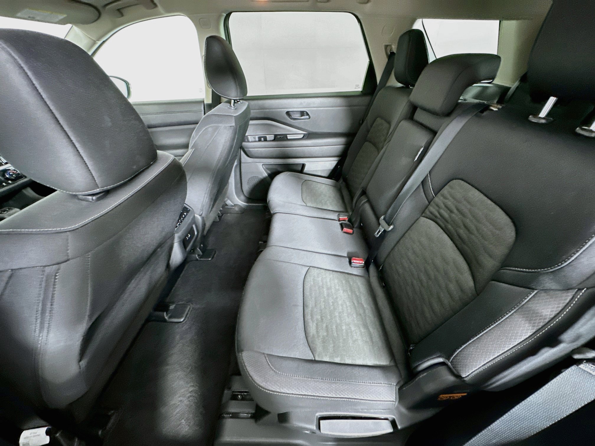 Used 2025 Nissan Pathfinder SV FWD image 27
