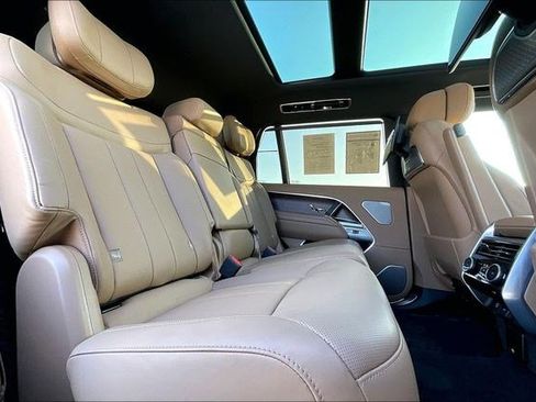 Used 2025 Land Rover Range Rover Long Wheelbase Autobiography image 32