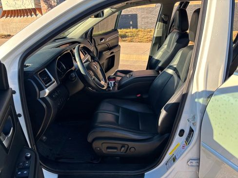 Used 2017 Toyota Highlander SE image 18