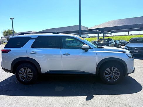 Used 2024 Nissan Pathfinder SV FWD image 3