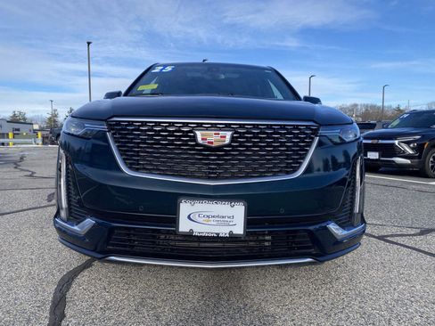 Used 2025 Cadillac XT6 Premium Luxury image 2