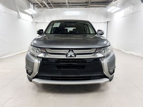 Used 2017 Mitsubishi Outlander SE image 2