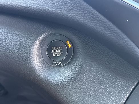 Used 2019 Jeep Cherokee Latitude Plus w/ Comfort/Convenience Group image 18