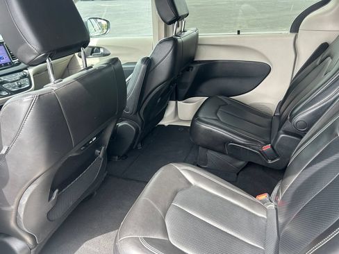 Used 2023 Chrysler Pacifica Touring-L FWD image 28