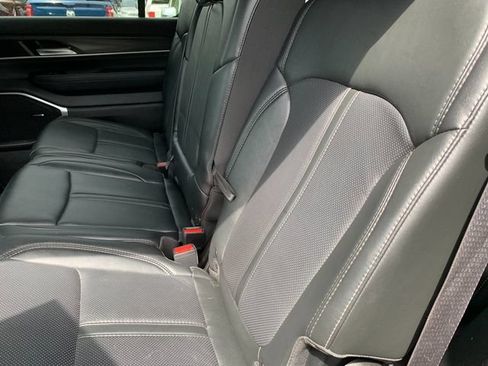 Used 2024 Jeep Wagoneer Series II w/ Flexible Seating Group AWD/4WD image 17
