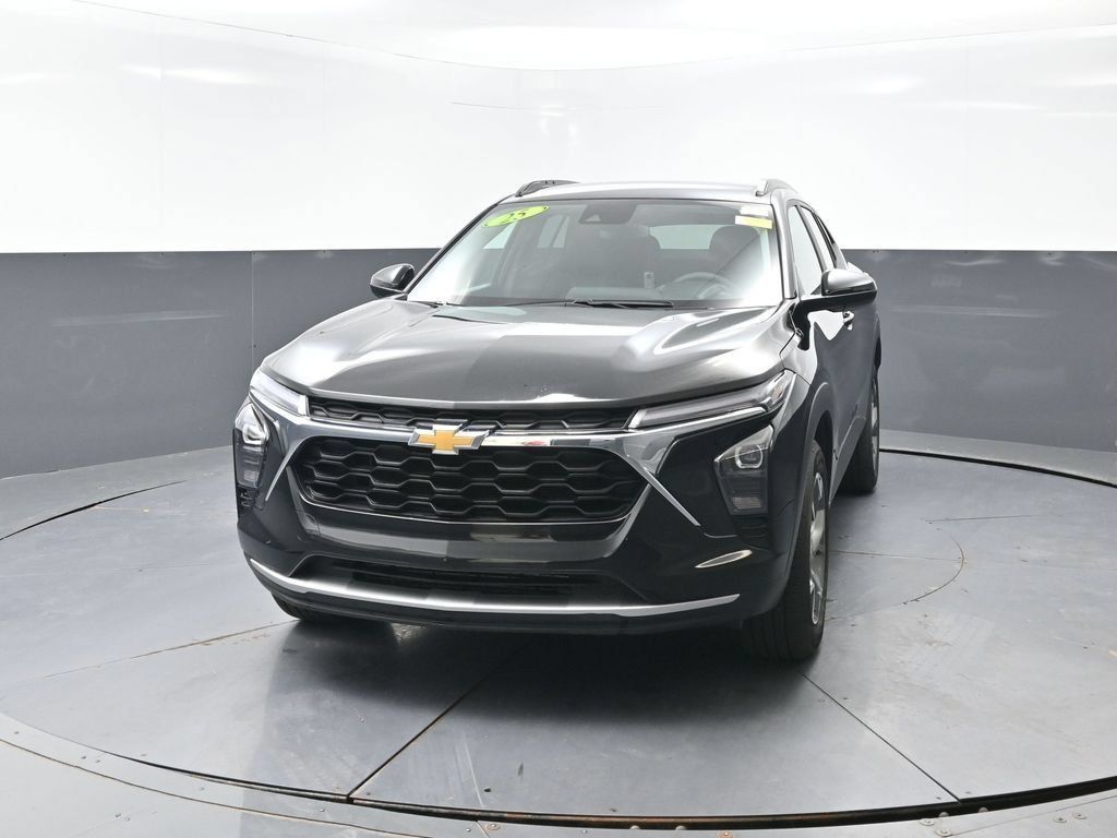 Used 2025 Chevrolet Trax LT FWD image 7