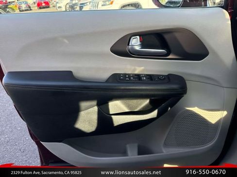 Used 2017 Chrysler Pacifica Touring-L FWD image 18