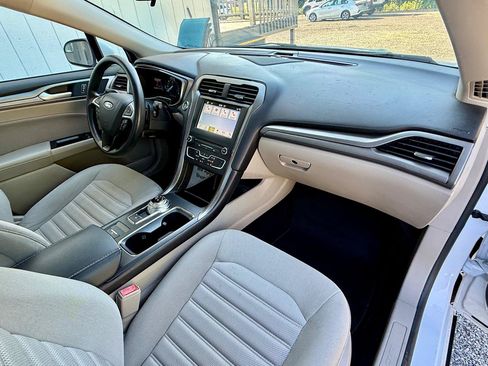 Used 2017 Ford Fusion SE w/ Fusion SE Technology Package FWD image 10