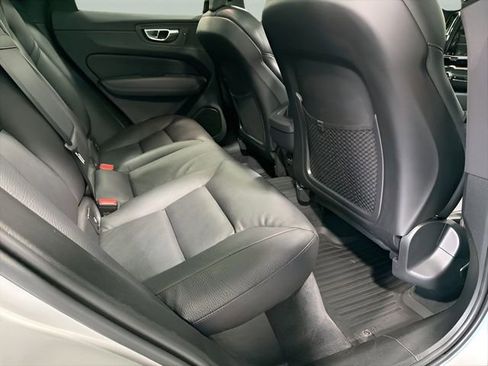 Used 2021 Volvo XC60 T5 Momentum w/ Premium Package image 30