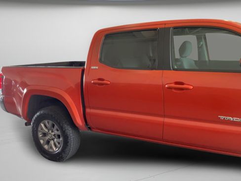 Used 2018 Toyota Tacoma SR5 AWD/4WD image 20