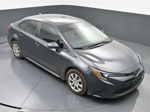 Used 2025 Toyota Corolla LE image 30