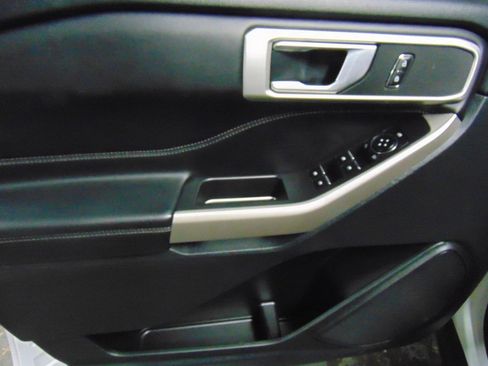 Used 2023 Ford Explorer XLT w/ Equipment Group 202A image 8