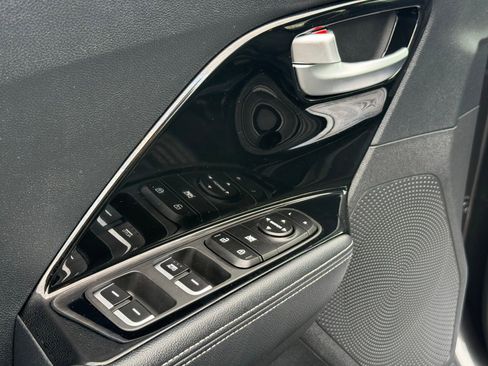 Used 2022 Kia Niro LXS image 11