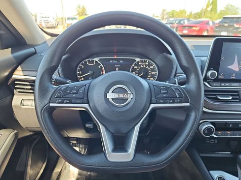 Used 2024 Nissan Altima 2.5 SV FWD image 14