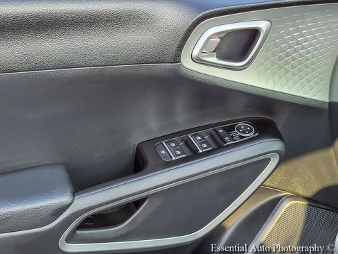 Used 2025 Kia Soul LX w/ LX Technology Package FWD image 14
