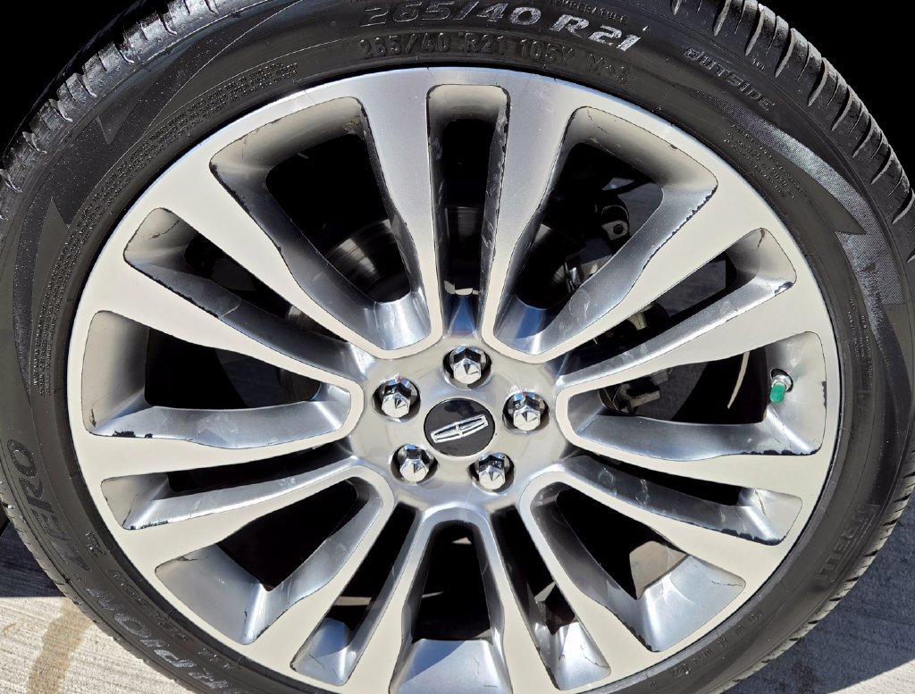Used 2016 Lincoln MKX Reserve w/ Luxury Package FWD image 10