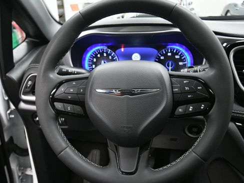 Used 2025 Chrysler Pacifica Limited FWD image 13