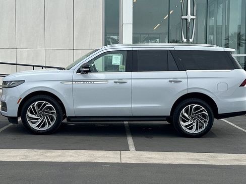 New 2026 Lincoln Navigator Premiere AWD/4WD image 6
