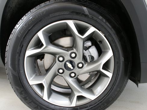 Used 2024 Chevrolet Trax LT w/ Driver Confidence Package FWD image 32