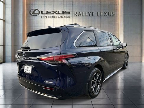 Used 2025 Toyota Sienna Platinum image 3